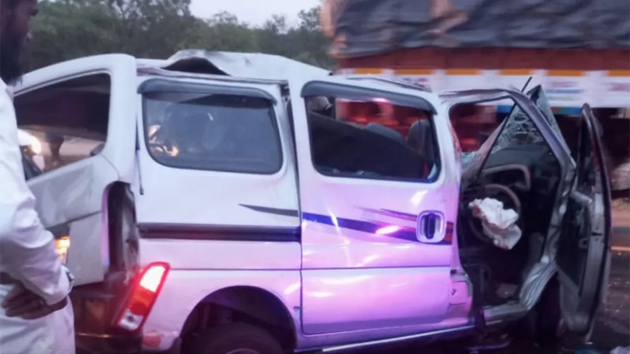 Road Accident: ਤਿਰੂਪੁਰ ’ਚ ਸੜਕ ਹਾਦਸਾ, ਗੈਸ ਟੈਂਕਰ ਤੇ ਟਰੱਕਾਂ ਵਿਚਕਾਰ ਫਸੀ ਕਾਰ, ਤਿੰਨ ਮੌਤਾਂ