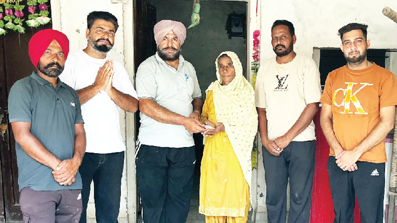 Barnala News: ਡੇਰਾ ਸ਼ਰਧਾਲੂਆਂ ਨੇ ਜ਼ੇਰੇ-ਇਲਾਜ ਵਿਅਕਤੀ ਦੀ ਕੀਤੀ ਆਰਥਿਕ ਮੱਦਦ