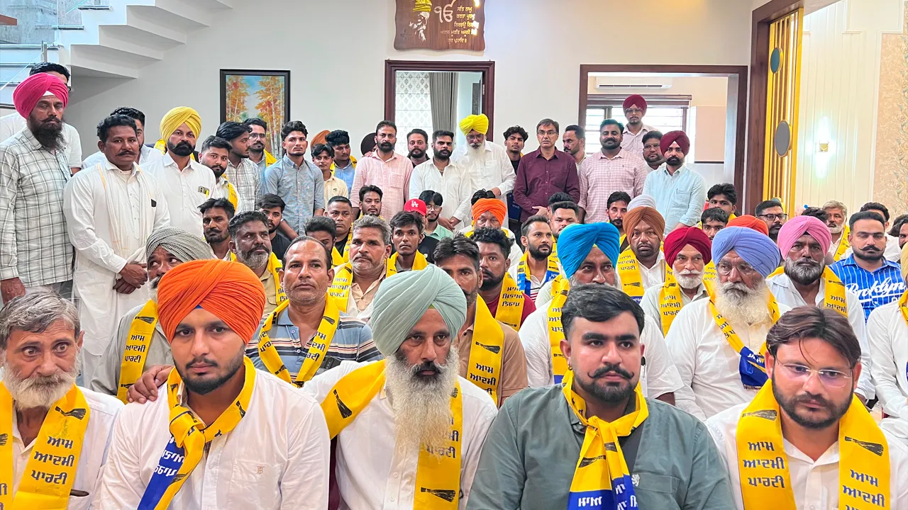 AAP Faridkot: ਫ਼ਰੀਦਕੋਟ ਹਲਕੇ ’ਚ ‘ਆਪ’ ਨੂੰ ਮਿਲਿਆ ਭਰਵਾਂ ਸਮਰਥਨ, ਵੱਖ-ਵੱਖ ਪਿੰਡਾਂ ਦੇ ਲੋਕ ਪਾਰਟੀ ’ਚ ਸ਼ਾਮਲ