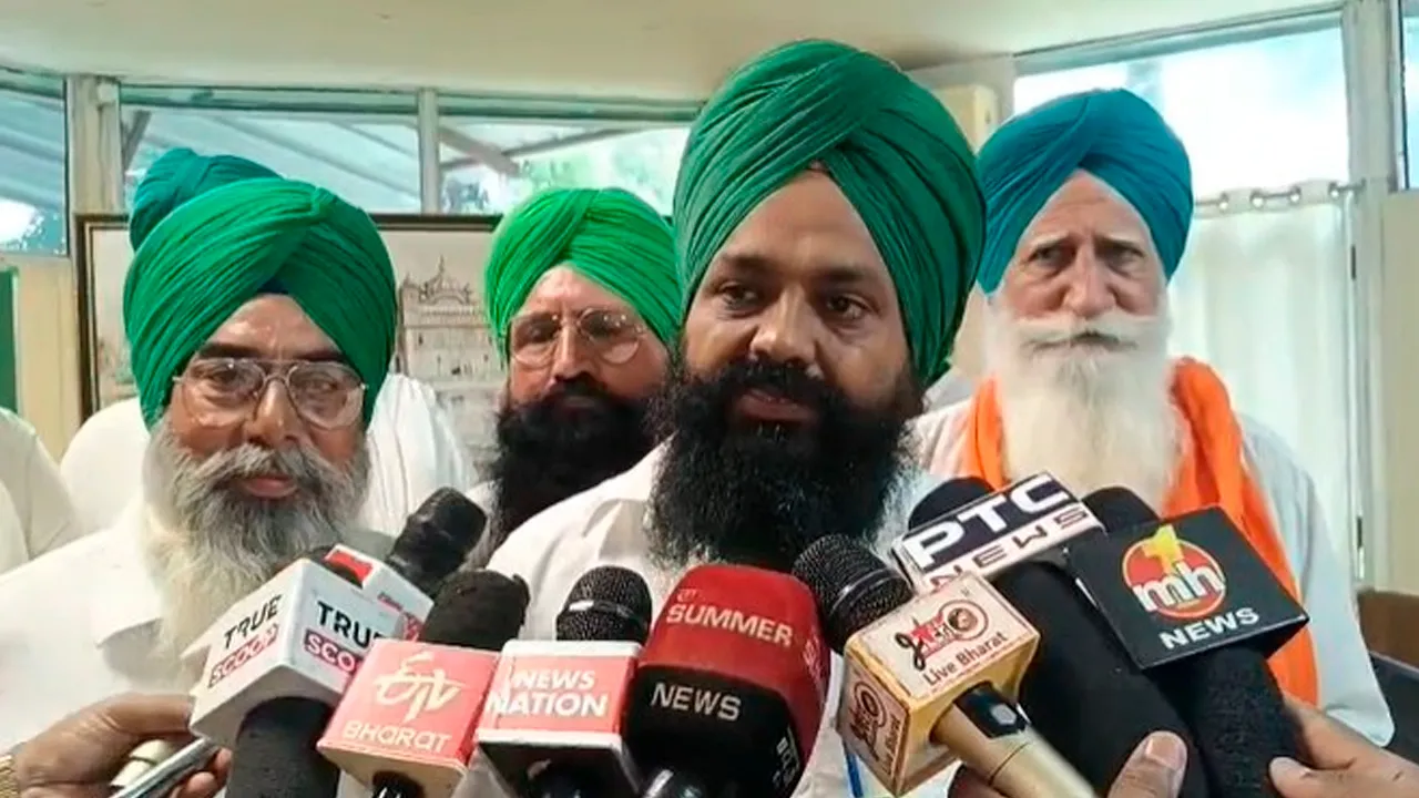 Amritsar Farmers Protest: ਅੰਮ੍ਰਿਤਸਰ ’ਚ ਕਿਸਾਨਾਂ ਦਾ ਰੇਲ ਰੋਕੋ ਅੰਦੋਲਨ ਫਿਲਹਾਲ ਮੁਲਤਵੀ, ਪ੍ਰਸ਼ਾਸਨ ਦੇ ਭਰੋਸੇ ਤੋਂ ਬਾਅਦ ਲਿਆ ਫੈਸਲਾ