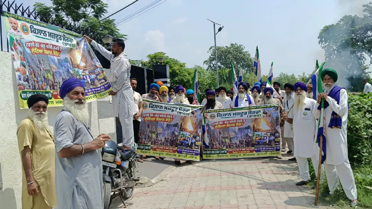 Amritsar News: ਕਿਸਾਨਾਂ ਨੇ ਕੇਂਦਰ ਤੇ ਪੰਜਾਬ ਸਰਕਾਰ ਦਾ ਪੁਤਲਾ ਸਾੜਿਆ