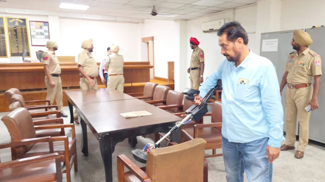Bomb Threat Punjab: ਫ਼ਰੀਦਕੋਟ ਡੀਸੀ ਦਫ਼ਤਰ ਨੂੰ ਬੰਬ ਨਾਲ ਉਡਾਉਣ ਦੀ ਧਮਕੀ, ਪੁਲਿਸ ਵੱਲੋਂ ਸਰਚ ਆਪ੍ਰੇਸ਼ਨ ਜਾਰੀ