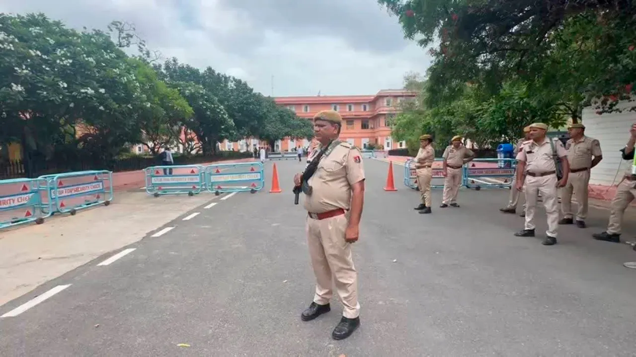 Bomb Threat: ਮੁੱਖ ਮੰਤਰੀ ਦਫ਼ਤਰ ਨੂੰ ਬੰਬ ਨਾਲ ਉਡਾਉਣ ਦੀ ਧਮਕੀ, ਪੁਲਿਸ ਕੰਟਰੋਲ ਰੂਮ ’ਚ ਆਇਆ ਫੋਨ