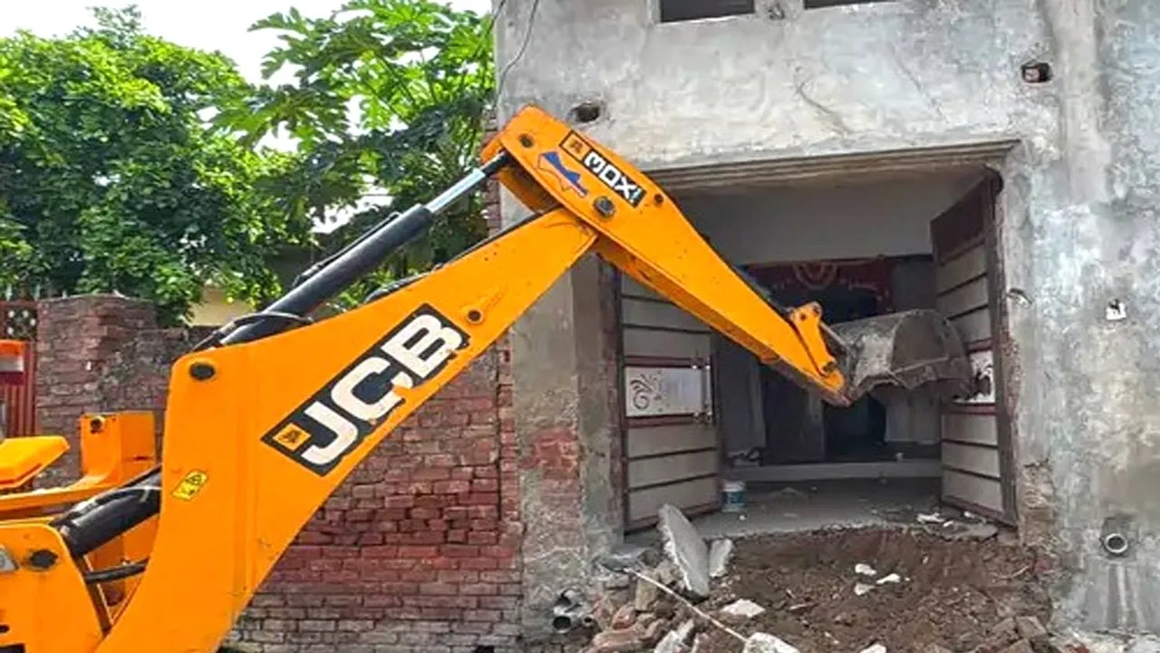 Tarn Taran Bulldozer Action: ਤਰਨਤਾਰਨ ਦੇ ਭਿੱਖੀਵਿੰਡ ’ਚ ਕਥਿਤ ਨਸ਼ਾ ਤਸਕਰਾਂ ਦੇ ਘਰਾਂ ’ਤੇ ਚੱਲਿਆ ਬੁਲਡੋਜ਼ਰ