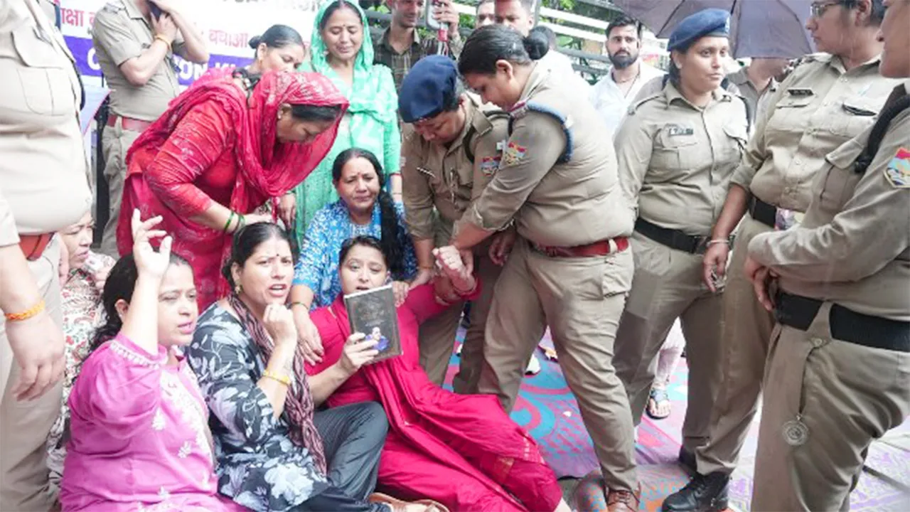 Congress Protest: ਵਿਦਿਆਰਥੀਆਂ ਦੇ ਸਮਰਥਨ ’ਚ ਮਹਿਲਾ ਕਾਂਗਰਸ ਦਾ ਡੀਐਮ ਦਫਤਰ ਦਾ ਘਿਰਾਓ