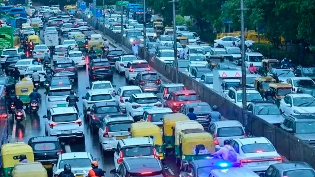 Delhi Weather: ਦਿੱਲੀ ’ਚ ਮੀਂਹ ਨਾਲ ਮੌਸਮ ਸੁਹਾਵਣਾ, ਮੁਸ਼ਕਲਾਂ ਦਾ ਵੀ ਕਰਨਾ ਪੈ ਰਿਹਾ ਹੈ ਸਾਹਮਣਾ