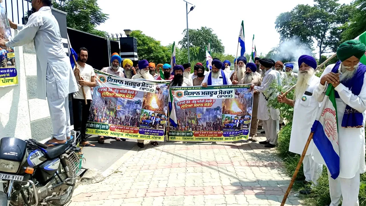 Farmers Protest: ਕਿਸਾਨਾਂ ਨੇ ਕੇਂਦਰ ਤੇ ਪੰਜਾਬ ਸਰਕਾਰ ਦਾ ਪੁਤਲਾ ਸਾੜਿਆ