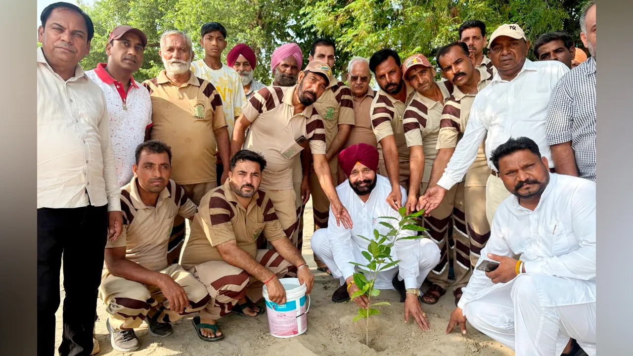 Guruharsahai News: ਬਲਾਕ ਗੁਰੂਹਰਸਹਾਏ ਤੇ ਸੈਦੇ ਕੇ ਮੋਹਨ ਦੀ ਸਾਧ-ਸੰਗਤ ਨੇ ਪੂਜਨੀਕ ਗੁਰੂ ਜੀ ਦੇ ਅਵਤਾਰ ਦਿਵਸ ਦੀ ਖੁਸ਼ੀ ’ਚ ਲਾਏ ਪੌਦੇ