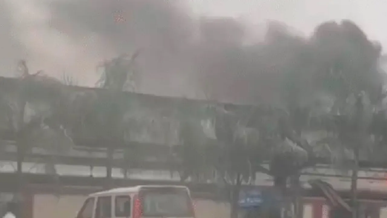 Jabalpur Railway Station: ਜਬਲਪੁਰ ਰੇਲਵੇ ਸਟੇਸ਼ਨ ’ਤੇ ਖੜੀ ਰੇਲਗੱਡੀ ਦੇ AC ਕੋਚ ਵਿੱਚ ਲੱਗੀ ਅੱਗ