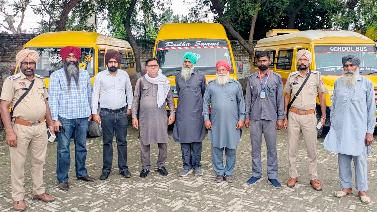 Jalalabad News: ਸੇਫ ਸਕੂਲ ਵਾਹਨ ਟੀਮ ਵੱਲੋਂ ਜਲਾਲਾਬਾਦ ਵਿਖੇ ਸਕੂਲੀ ਵੈਨਾਂ ਦੀ ਚੈਕਿੰਗ, 8 ਸਕੂਲੀ ਵੈਨਾਂ ਦੇ ਚਲਾਨ
