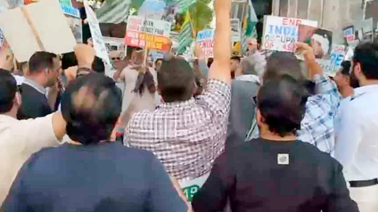 London Protest: ਲੰਡਨ ’ਚ ਭਾਰਤੀ ਦੂਤਾਵਾਸ ਦੇ ਸਾਹਮਣੇ ਪ੍ਰਦਰਸ਼ਨ, ਕਸ਼ਮੀਰ ਮੁੱਦਾ ਚੁੱਕਿਆ