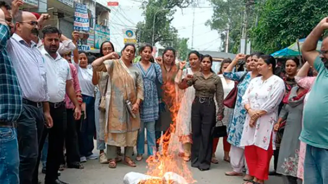 Pathankot News: ਪਠਾਨਕੋਟ ’ਚ ਸਿਹਤ ਵਿਭਾਗ ਦੇ ਕਰਮਚਾਰੀਆਂ ਦੀ ਪੂਰਨ ਹੜਤਾਲ, 66 ਡਿਸਪੈਂਸਰੀਆਂ ’ਤੇ ਸਿਹਤ ਸੇਵਾਵਾਂ ਪ੍ਰਭਾਵਿਤ