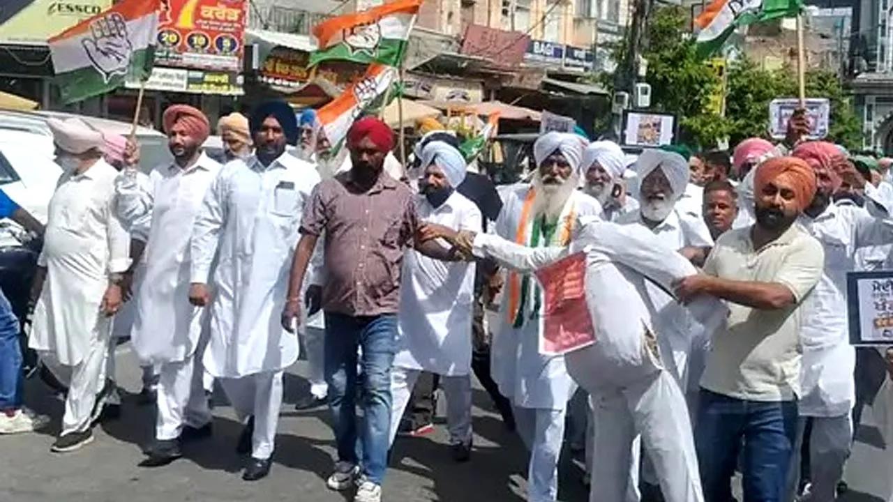 Price Hike Protest: ਫਰੀਦਕੋਟ ’ਚ ਮਹਿੰਗਾਈ ਖ਼ਿਲਾਫ਼ ਕਾਂਗਰਸ ਦਾ ਰੋਸ ਮਾਰਚ