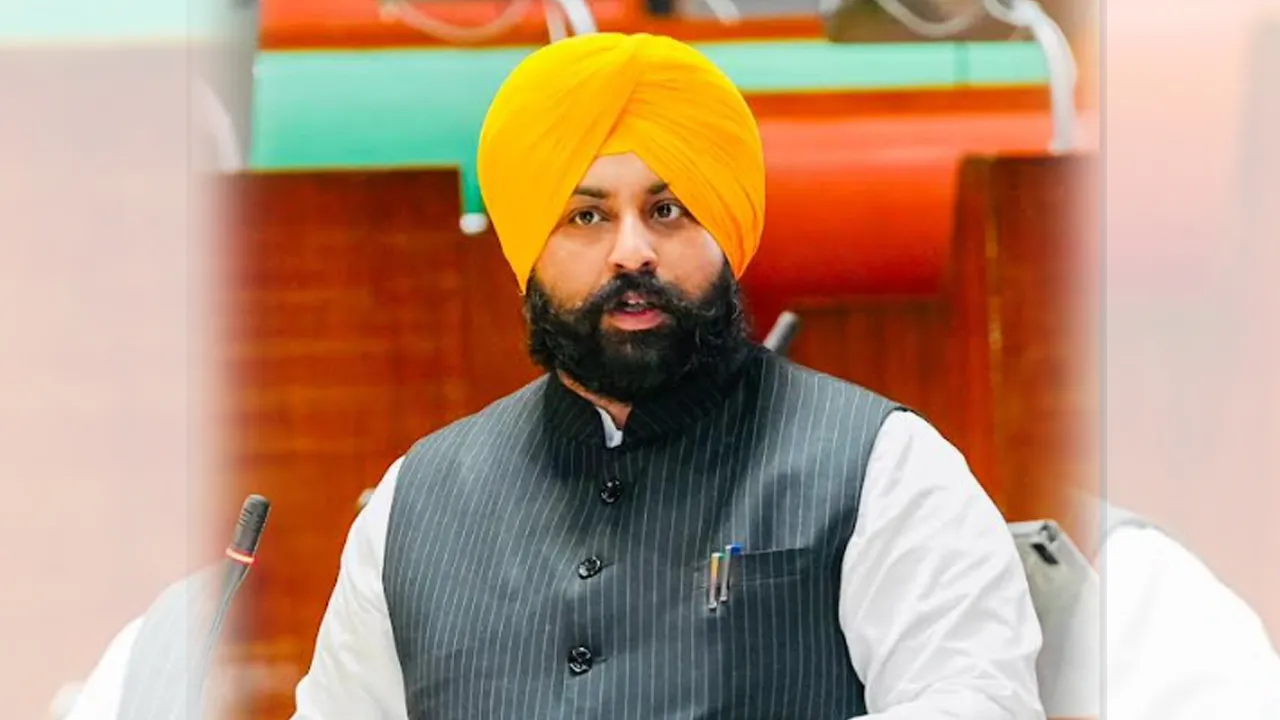 Punjab Education News: ਸਾਲ 2022 'ਚ ਬਿਨਾ ਚਾਰਦੀਵਾਰੀ ਤੇ ਫ਼ਰਸ਼ 'ਤੇ ਬੈਠ ਕੇ ਪੜ੍ਹਨ ਲਈ ਮਜ਼ਬੂਰ ਸਨ 4 ਲੱਖ ਵਿਦਿਆਰਥੀ ਪਰ ਅੱਜ ਦੇਸ਼ ਭਰ 'ਚੋਂ ਸਕੂਲੀ ਸਿੱਖਿਆ ਵਿੱਚ ਮੋਹਰੀ ਬਣ ਕੇ ਉਭਰਿਆ ਪੰਜਾਬ: ਹਰਜੋਤ ਸਿੰਘ ਬੈਂਸ