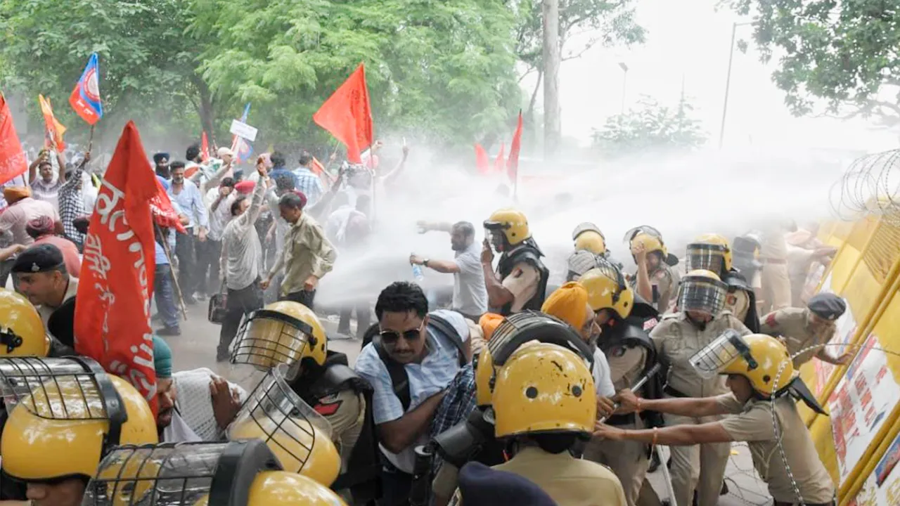 Punjab Employees Protest: ਪੰਜਾਬ ਦੇ ਮੁਲਾਜ਼ਮਾਂ ਤੇ ਪੈਨਸ਼ਨਰਾਂ ਦਾ ਚੰਡੀਗੜ੍ਹ ’ਚ ਪ੍ਰਦਰਸ਼ਨ, ਪੁਲਿਸ ਨੇ ਚਲਾਏ ਵਾਟਰ ਕੈਨਨ