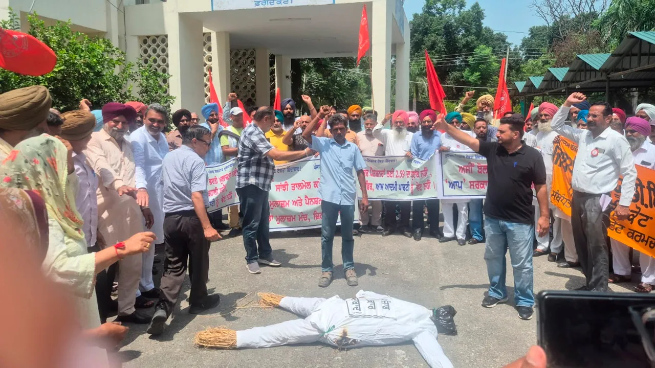 Punjab Employees Protest: ਮੁਲਾਜ਼ਮਾਂ ਤੇ ਪੈਨਸ਼ਨਰਾਂ ਵੱਲੋਂ ਡੀਸੀ ਦਫ਼ਤਰ ਅੱਗੇ ਰੋਸ ਧਰਨਾ, ਸੀਐਮ ਮਾਨ ਦਾ ਪੁਤਲਾ ਫੂਕਿਆ