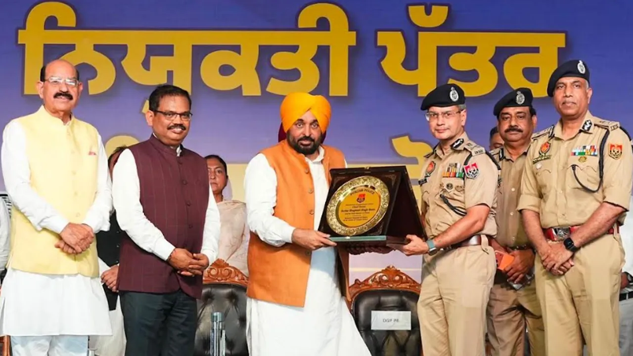 Punjab Jobs: ਪੰਜਾਬ ਦੇ 1,746 ਹੋਰ ਨੌਜਵਾਨਾਂ ਨੂੰ ਪੁਲਿਸ 'ਚ ਮਿਲੀ ਸਰਕਾਰੀ ਨੌਕਰੀ, ਮੁੱਖ ਮੰਤਰੀ ਭਗਵੰਤ ਸਿੰਘ ਮਾਨ ਨੇ ਸੌਂਪੇ ਨਿਯੁਕਤੀ ਪੱਤਰ
