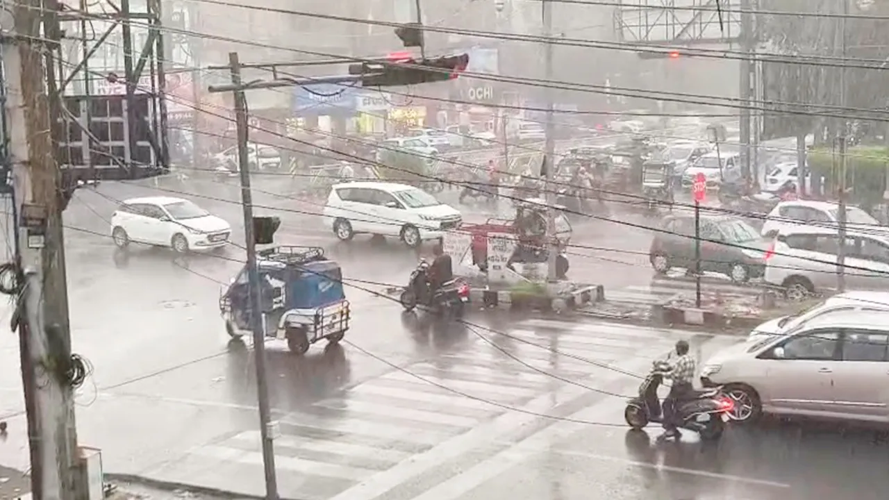 Punjab Weather Update: ਜਲੰਧਰ ’ਚ ਮੀਂਹ ਨਾਲ ਮੌਸਮ ਹੋਇਆ ਸੁਹਾਵਣਾ, ਪੰਜਾਬ ਦੇ ਕਈ ਜ਼ਿਲ੍ਹਿਆਂ ’ਚ ਯੈਲੋ ਅਲਰਟ ਜਾਰੀ