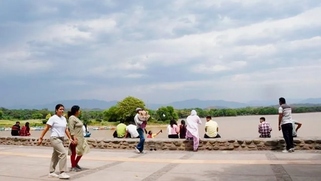 Punjab Weather: ਪੰਜਾਬ ਤੇ ਚੰਡੀਗੜ੍ਹ ’ਚ ਅੱਜ ਮੀਂਹ ਦੀ ਸੰਭਾਵਨਾ, 5 ਜ਼ਿਲ੍ਹਿਆਂ ਲਈ ਹਲਕੀ ਤੋਂ ਦਰਮਿਆਨੀ ਬਾਰਿਸ਼ ਦੀ ਸੰਭਾਵਨਾ