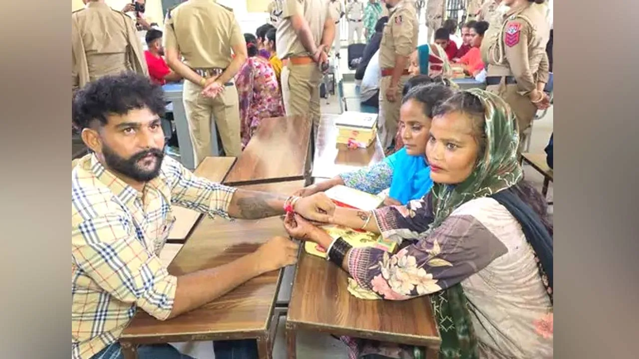 Raksha Bandhan News Punjab: ਪੰਜਾਬ ਦੀਆਂ ਜੇਲ੍ਹਾਂ ’ਚ ਮਨਾਇਆ ਗਿਆ ਰੱਖੜੀ ਦਾ ਤਿਉਹਾਰ, ਭੈਣਾਂ ਨੇ ਭਰਾਵਾਂ ਦੇ ਗੁੱਟ ’ਤੇ ਬੰਨ੍ਹੀ ਰੱਖੜੀ