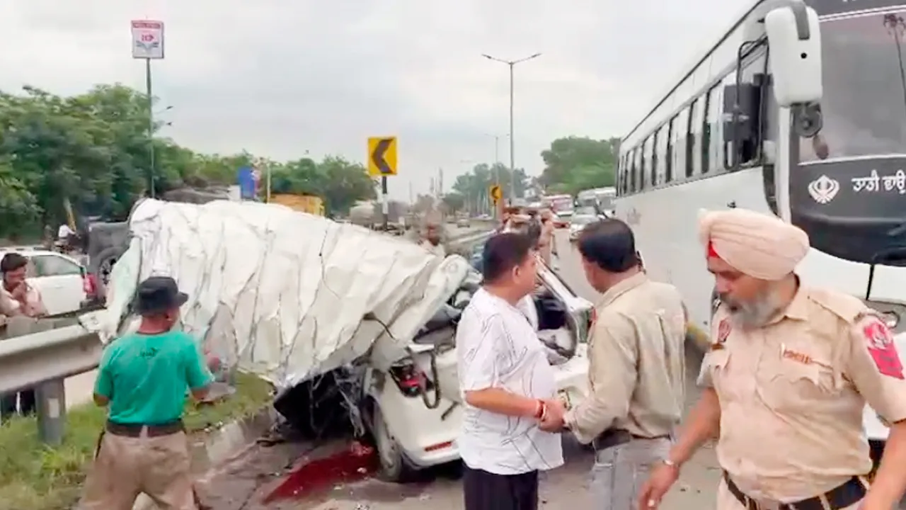 Road Accident: ਤੇਜ਼ ਰਫਤਾਰ ਕਾਰ ਖੜ੍ਹੇ ਕੈਂਟਰ ਨਾਲ ਟਕਰਾਈ, 3 ਨੌਜਵਾਨਾਂ ਦੀ ਮੌਕੇ ’ਤੇ ਮੌਤ