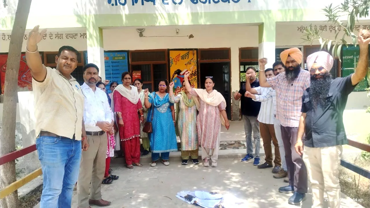 Teachers Protest: ਅਧਿਆਪਕਾਂ ਨੇ ਸਕੂਲਾਂ ’ਚ ਸਰਕਾਰ ਵੱਲੋਂ ਭੇਜੇ ਪੱਤਰ ਦੀਆਂ ਕਾਪੀਆਂ ਸਾੜੀਆਂ