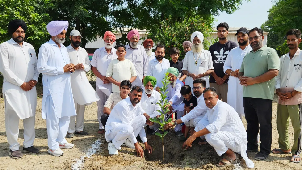 Welfare Work: ਮਹਾਂ ਸ਼ਹੀਦ ਗੁਰਜੀਤ ਸਿੰਘ ਇੰਸਾਂ ਤੇ ਸ਼ਹੀਦ ਹਰੀ ਸਿੰਘ ਇੰਸਾਂ ਦੇ ਪਰਿਵਾਰਾਂ ਨੇ ਵਾਤਾਵਰਨ ਦੀ ਸ਼ੁੱਧਤਾ ਲਈ ਲਾਏ ਬੂਟੇ