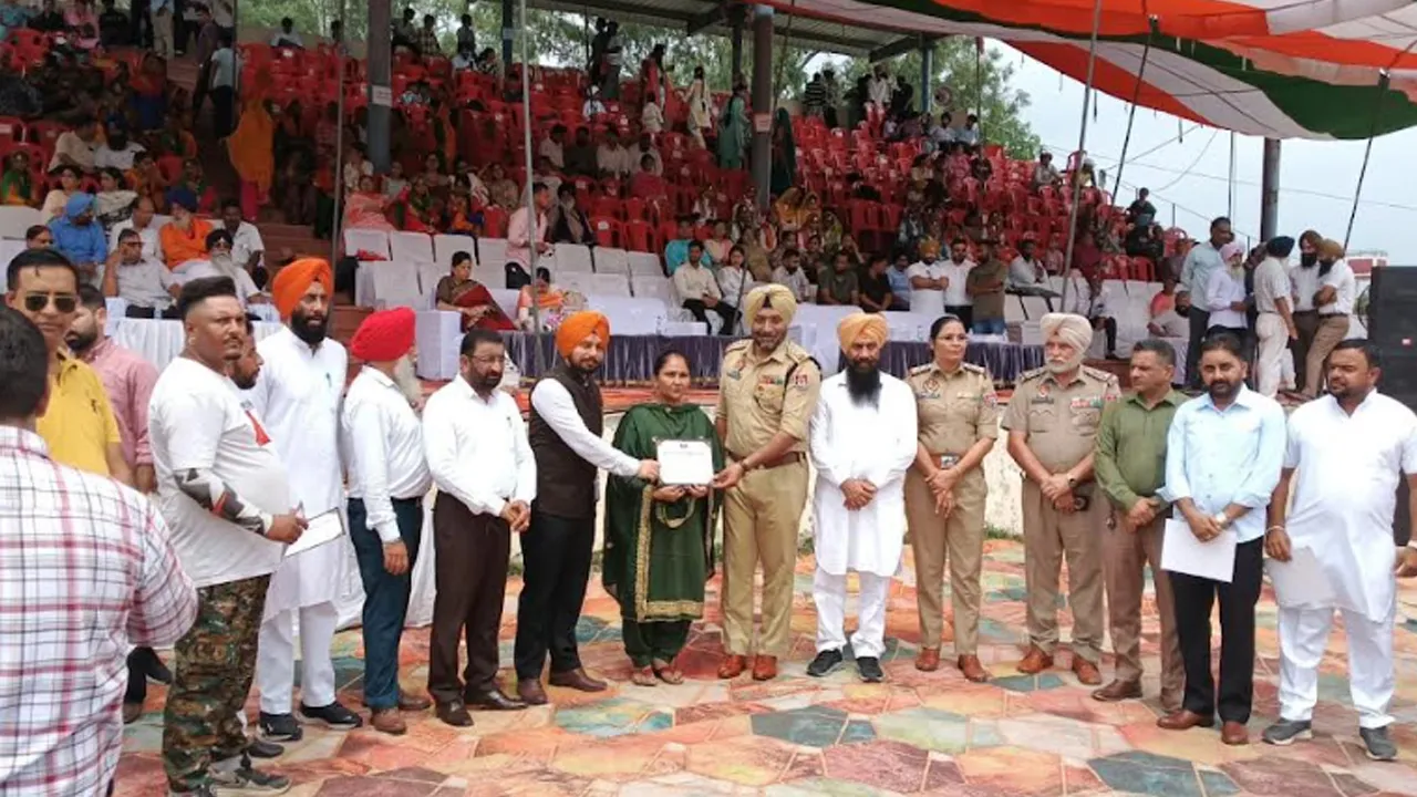 ਸੁਤੰਤਰਤਾ ਦਿਵਸ ਮੌਕੇ ਪੰਜਾਬ ਨੇ Yudh Nashian Virudh ਦੇ ਜ਼ਮੀਨੀ ਪੱਧਰ ਦੇ ਵਲੰਟੀਅਰਾਂ ਨੂੰ ਕੀਤਾ ਸਨਮਾਨਿਤ