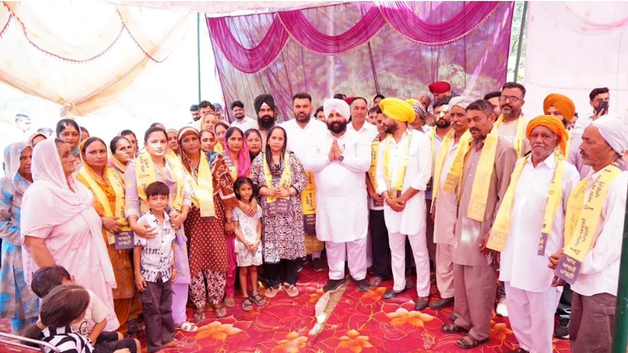 AAP Punjab: ਕਾਂਗਰਸੀ ਸਰਪੰਚ ਸਮੇਤ ਦਰਜਨਾਂ ਪਰਿਵਾਰ ਆਮ ਆਦਮੀ ਪਾਰਟੀ ਵਿੱਚ ਹੋਏ ਸ਼ਾਮਲ