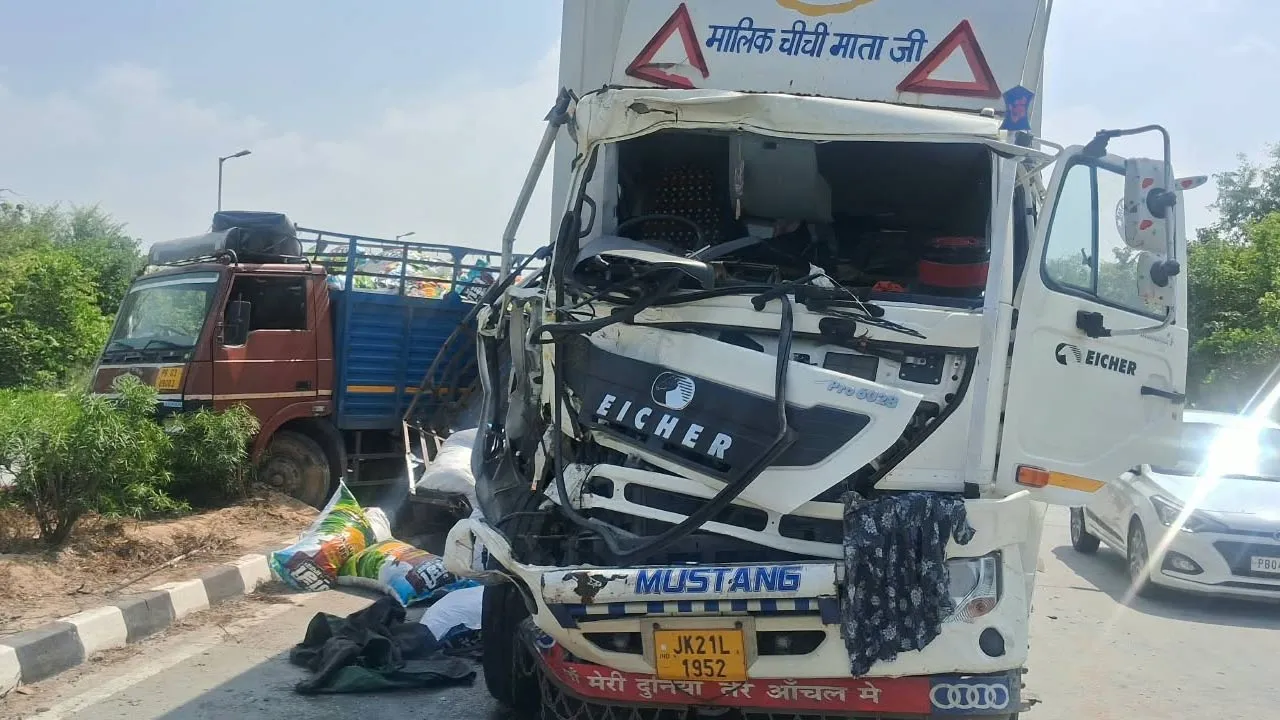 Kotkapura Road Accident: ਕੋਟਕਪੂਰਾ ਨੇੜੇ ਕੈਂਟਰ-ਟਰੱਕ ਦੀ ਭਿਆਨਕ ਟੱਕਰ, ਦੋਵੇਂ ਡਰਾਈਵਰ ਗੰਭੀਰ ਜ਼ਖ਼ਮੀ