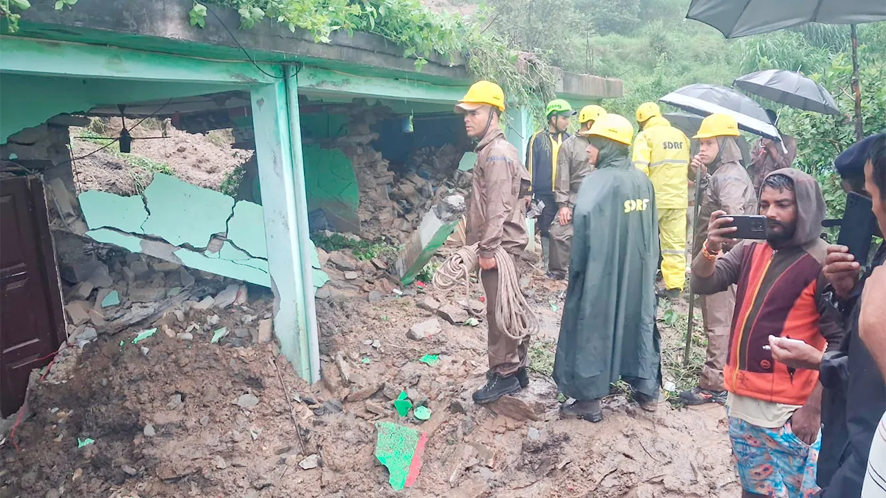 Almora Landslide: ਅਲਮੋੜਾ ’ਚ ਇੱਕੋ ਪਰਿਵਾਰ ਦੇ ਤਿੰਨ ਮੈਂਬਰ ਮਲਬੇ ਹੇਠ ਦੱਬੇ, ਲਾਸ਼ਾਂ ਬਰਾਮਦ