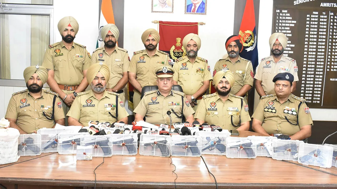 Amritsar News: ਅੰਮ੍ਰਿਤਸਰ ਪੁਲਿਸ ਨੇ ਪੰਜ ਵਿਅਕਤੀਆਂ ਨੂੰ 13 ਪਿਸਤੌਲਾਂ ਤੇ ਹੈਰੋਇਨ ਸਮੇਤ ਕੀਤਾ ਕਾਬੂ