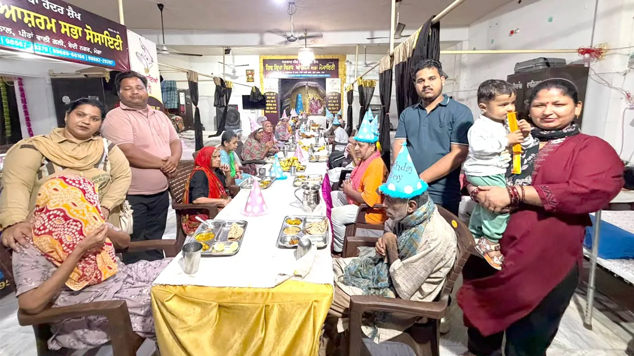 Social Service News: ਡੇਰਾ ਸ਼ਰਧਾਲੂ ਭੈਣ ਪੂਜਾ ਇੰਸਾਂ ਨੇ ਆਪਣਾ ਜਨਮ ਦਿਨ ਬਿਰਧ ਆਸ਼ਰਮ ’ਚ ਬਜ਼ੁਰਗਾਂ ਤੇ ਮੰਦਬੁਧੀਆਂ ਨਾਲ ਮਨਾਇਆ 