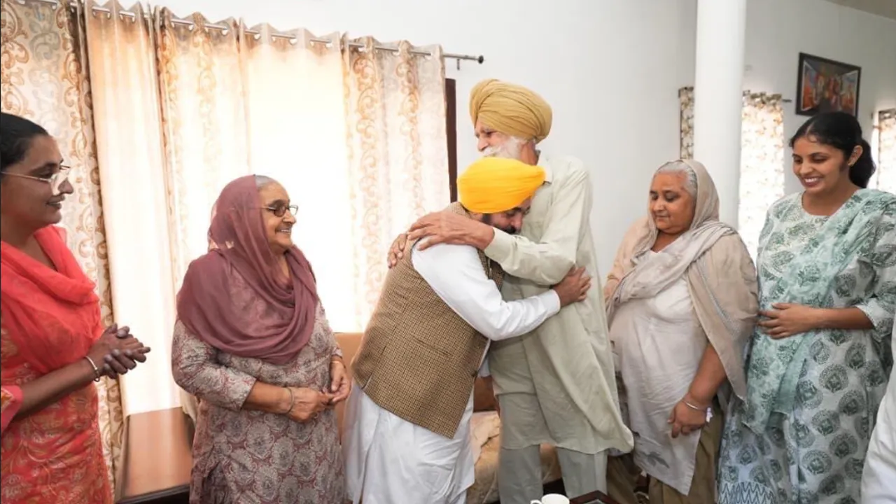 CM Mann: ਮੁੱਖ ਮੰਤਰੀ ਭਗਵੰਤ ਸਿੰਘ ਮਾਨ ਨੇ ਧੂਰੀ ਤੋਂ ਘਰ-ਘਰ ਚੋਣ ਮੁਹਿੰਮ ਦੀ ਕੀਤੀ ਸ਼ੁਰੂਆਤ, ‘ਮਾਨ ਦਾ ਮੁਨਾਫ਼ਾ’ ਨੂੰ ਬਣਾਇਆ ਮੁਹਿੰਮ ਦਾ ਕੇਂਦਰ