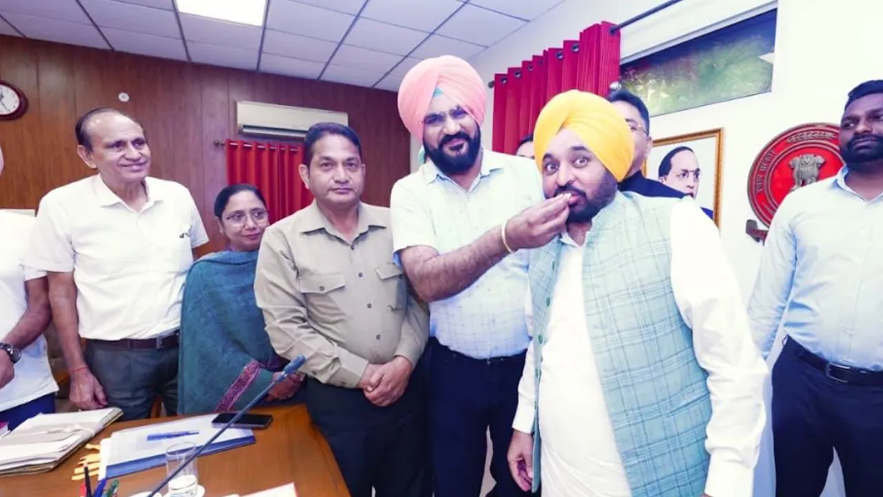 DA Hike: ਪੰਜਾਬ ਸਰਕਾਰ ਵੱਲੋਂ 8 ਲੱਖ ਮੁਲਾਜ਼ਮਾਂ ਅਤੇ ਪੈਨਸ਼ਨਰਾਂ ਨੂੰ ਤਿਉਹਾਰੀ ਸੀਜ਼ਨ ਦਾ ਤੋਹਫ਼ਾ; ਭਗਵੰਤ ਮਾਨ ਸਰਕਾਰ ਨੇ ਮਹਿੰਗਾਈ ਭੱਤਾ ਵਧਾ ਕੇ 50 ਫ਼ੀਸਦ ਕੀਤਾ