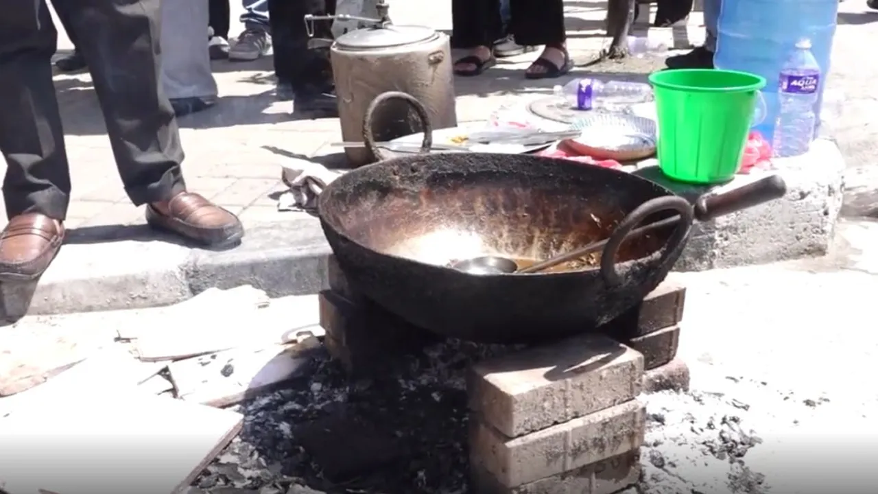 Gas Cylinder Crisis: ਕਾਠਮੰਡੂ ’ਚ ਗੈਸ ਦੀ ਘਾਟ, ਵਿਦਿਆਰਥੀਆਂ ਨੇ ਲੱਕੜ ਦੀ ਵਰਤੋਂ ਕਰਕੇ ਸੜਕ 'ਤੇ ਪਕਾਇਆ ਖਾਣਾ
