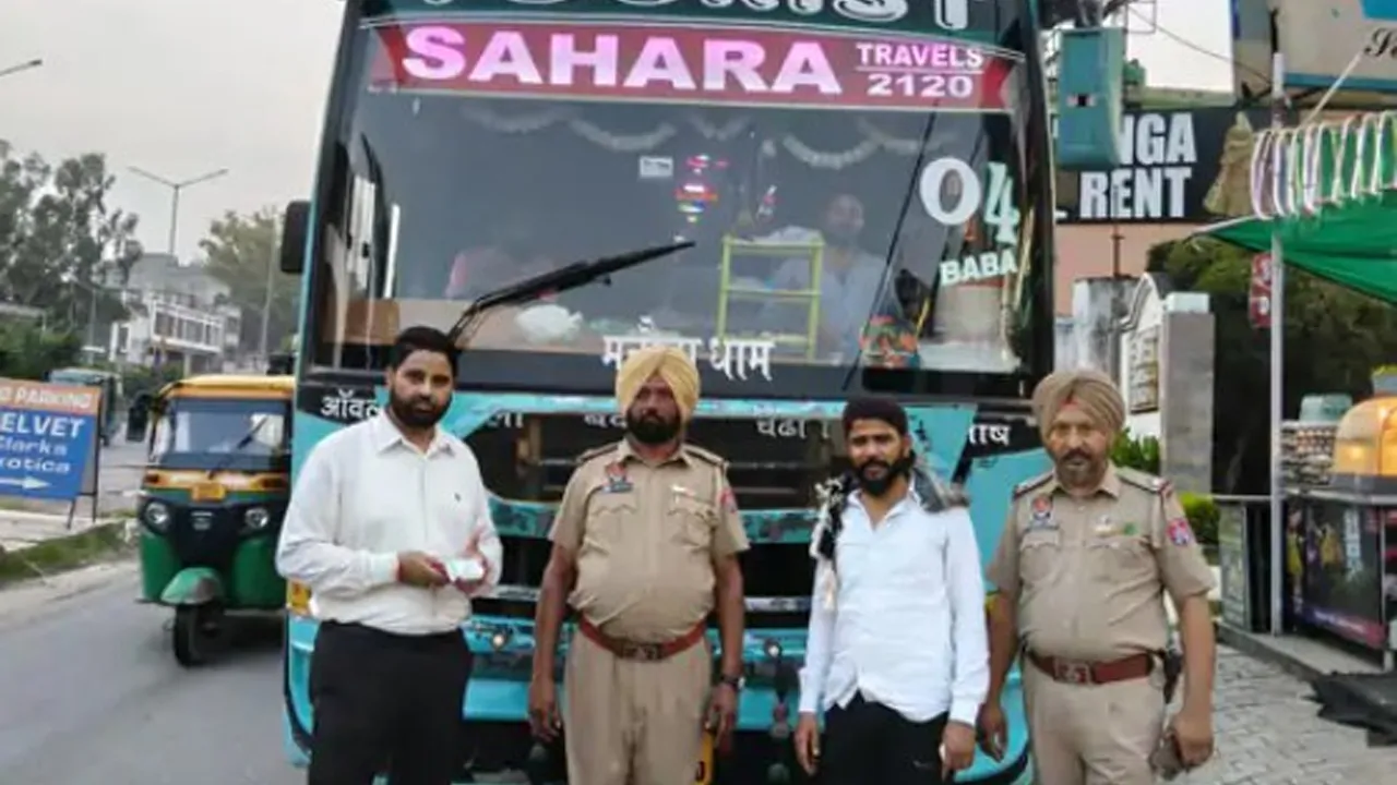 Mohali News: ਮੋਹਾਲੀ ’ਚ ਪ੍ਰਾਈਵੇਟ ਤੇ ਟੂਰਿਸਟ ਬੱਸਾਂ ’ਤੇ ਕਾਰਵਾਈ, 20 ਤੋਂ ਵੱਧ ਬੱਸਾਂ ਦੀ ਚੈਕਿੰਗ