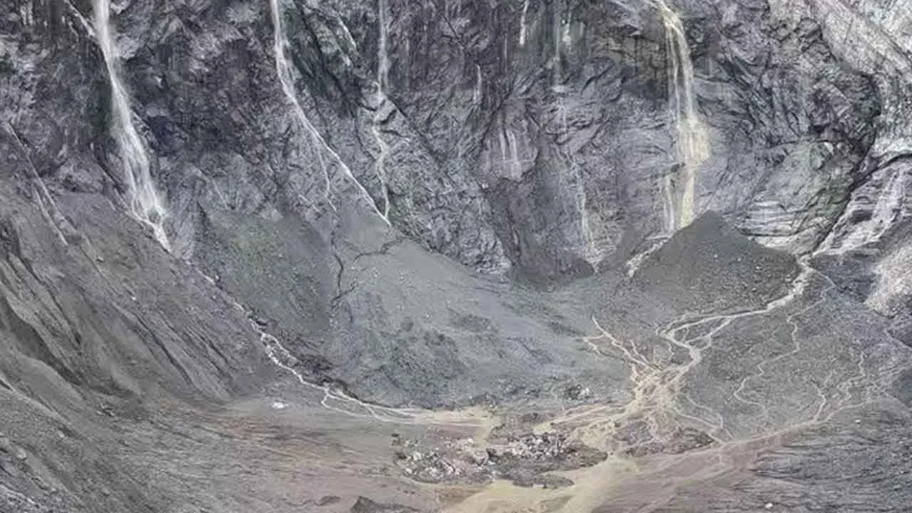 Nepal Flood News: ਨੇਪਾਲ ’ਚ ਭਾਰੀ ਬਰਫ਼ਬਾਰੀ ਨੇ ਮਚਾਈ ਤਬਾਹੀ, 2,000 ਮੀਟਰ ਹੇਠਾਂ ਡਿੱਗੀ ਬਰਫ਼