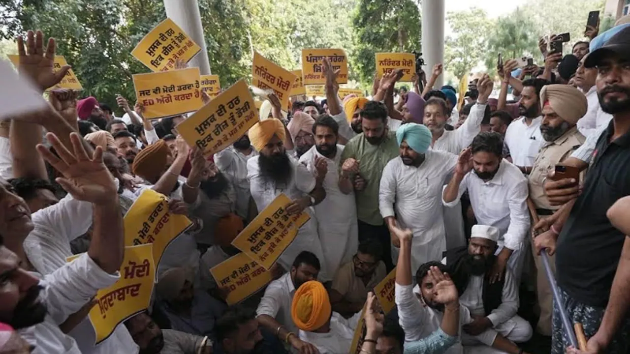 Punjab News: ਚੋਣਾਂ ਤੋਂ ਪਹਿਲਾਂ ਈਡੀ ਦੇ ਛਾਪਿਆਂ ਵਿਰੁੱਧ 'ਆਪ' ਆਗੂਆਂ ਤੇ ਵਰਕਰਾਂ ਦਾ ਪ੍ਰਦਰਸ਼ਨ, ਈਡੀ ਦੀ ਟੀਮ ਦਾ ਘੇਰਾਓ ਕਰ ਕੇ ਬੀਜੇਪੀ ਦੀ ਕੇਂਦਰ ਸਰਕਾਰ ਖ਼ਿਲਾਫ਼ ਕੀਤੀ ਨਾਅਰੇਬਾਜ਼ੀ