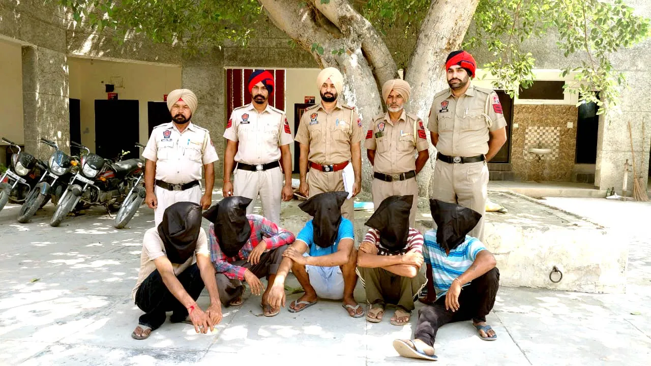 Kotkapura News: ਕੋਟਕਪੂਰਾ ’ਚ ਲੁੱਟ ਦੀ ਯੋਜਨਾ ਬਣਾ ਰਹੇ ਗਿਰੋਹ ਦੇ 5 ਮੈਂਬਰ ਤੇਜ਼ਧਾਰ ਹਥਿਆਰਾਂ ਸਮੇਤ ਗ੍ਰਿਫ਼ਤਾਰ