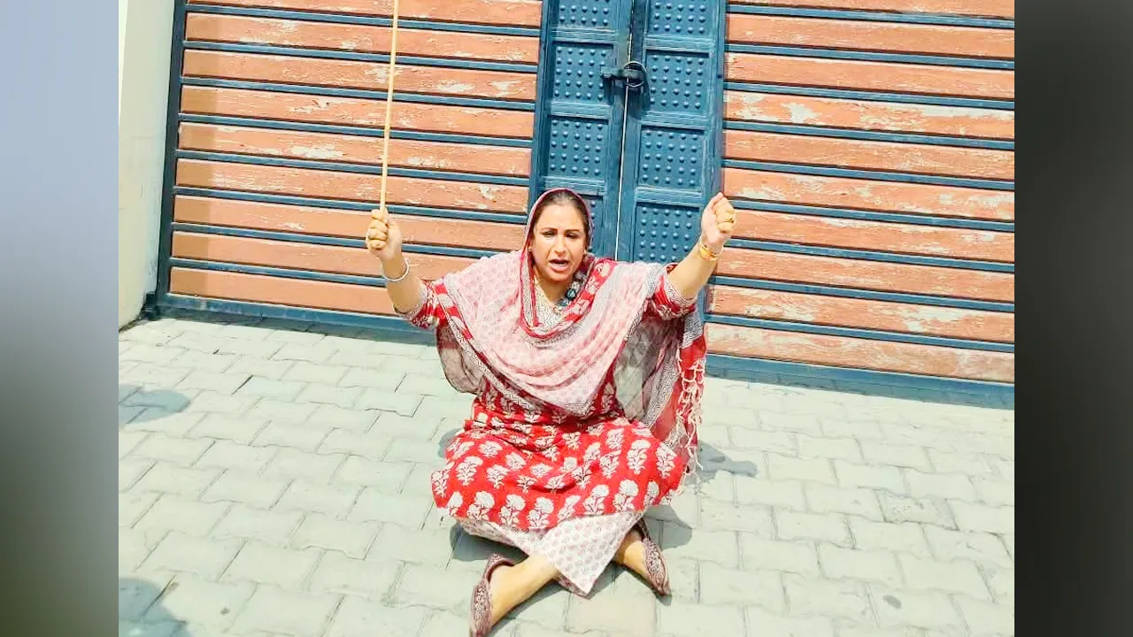 Sunam News: ਮੋਹਨਜੀਤ ਸ਼ੇਰੋਂ ਦੇ ਹੱਕ ’ਚ ਮੰਤਰੀ ਅਮਨ ਅਰੋੜਾ ਦੇ ਘਰ ਕਾਲਾ ਝੰਡਾ ਲੈ ਕੇ ਪਹੁੰਚੀ ਦਮਨ ਬਾਜਵਾ