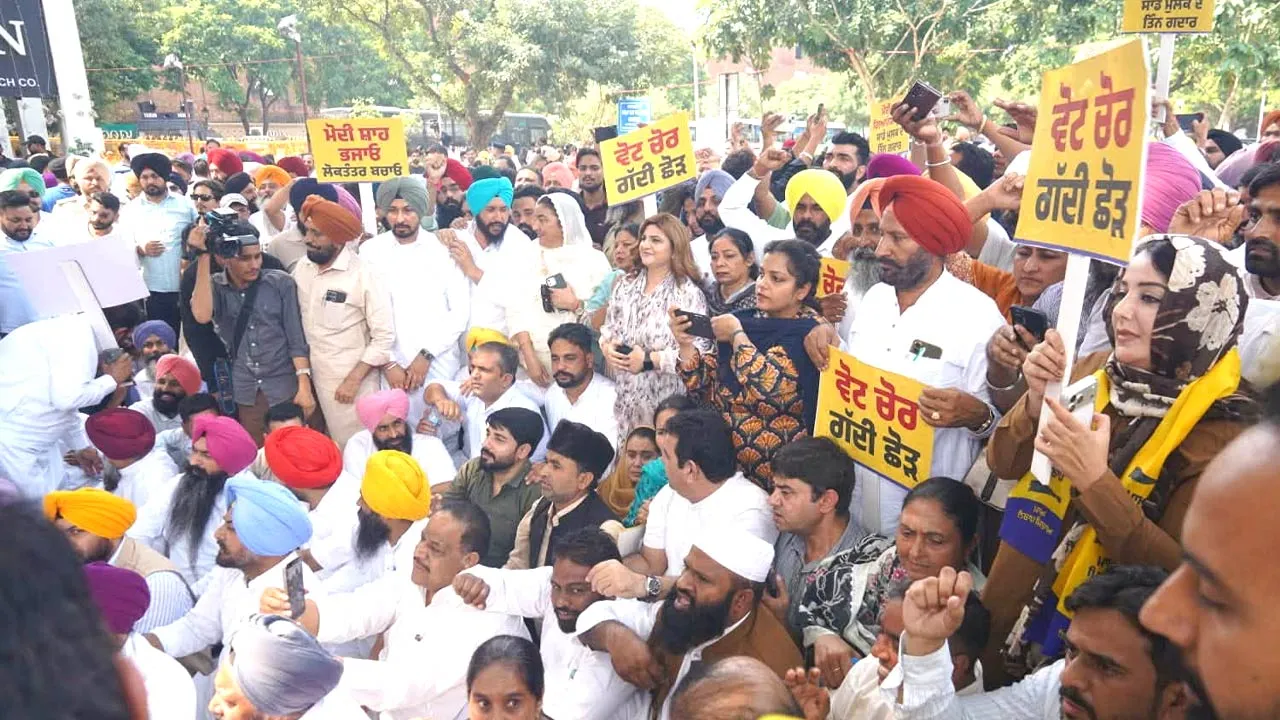AAP Protest Chandigarh: ਚੰਡੀਗੜ੍ਹ ’ਚ ਸੀਈਸੀ ਗਿਆਨੇਸ਼ ਕੁਮਾਰ ਖ਼ਿਲਾਫ਼ ‘ਆਪ’ ਦਾ ਪ੍ਰਦਰਸ਼ਨ, ਮਨੀਸ਼ ਸਿਸੋਦੀਆ ਸਮੇਤ ਕਈ ਆਗੂ ਹਿਰਾਸਤ ’ਚ