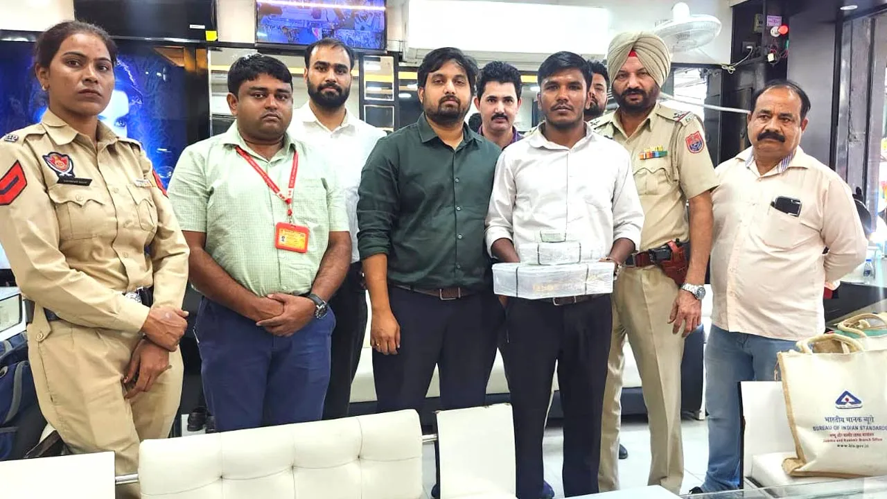 Amritsar News: ਅੰਮ੍ਰਿਤਸਰ ’ਚ ਗਹਿਣਿਆਂ ਦੀ ਦੁਕਾਨ ’ਤੇ ਬੀਆਈਐਸ ਦੀ ਛਾਪੇਮਾਰੀ, 467.44 ਗ੍ਰਾਮ ਸੋਨੇ ਦੇ 95 ਗਹਿਣੇ ਜ਼ਬਤ