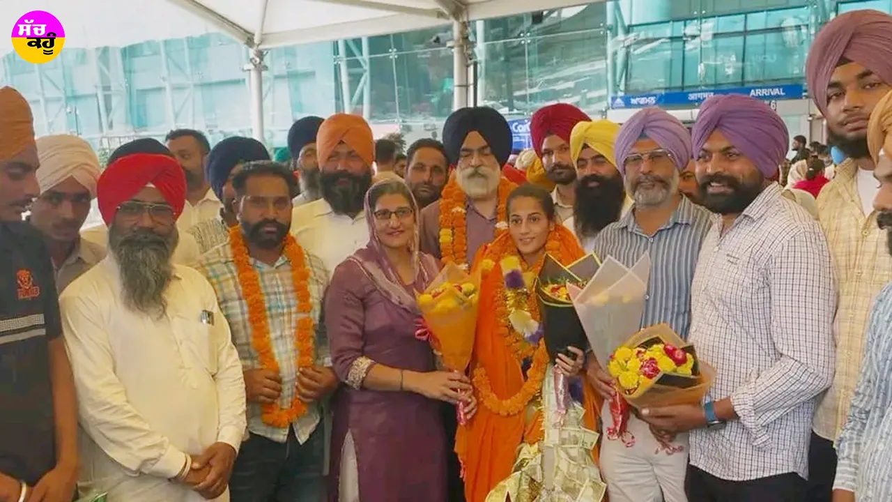 Baljit Kaur Asian Games: ਏਸ਼ੀਆਈ ਖੇਡਾਂ ’ਚ ਸੋਨ ਤਗਮਾ ਜਿੱਤ ਕੇ ਪਰਤੀ ਹਾਕੀ ਖਿਡਾਰਨ ਬਲਜੀਤ ਕੌਰ ਦਾ ਸ਼ਾਨਦਾਰ ਸਵਾਗਤ