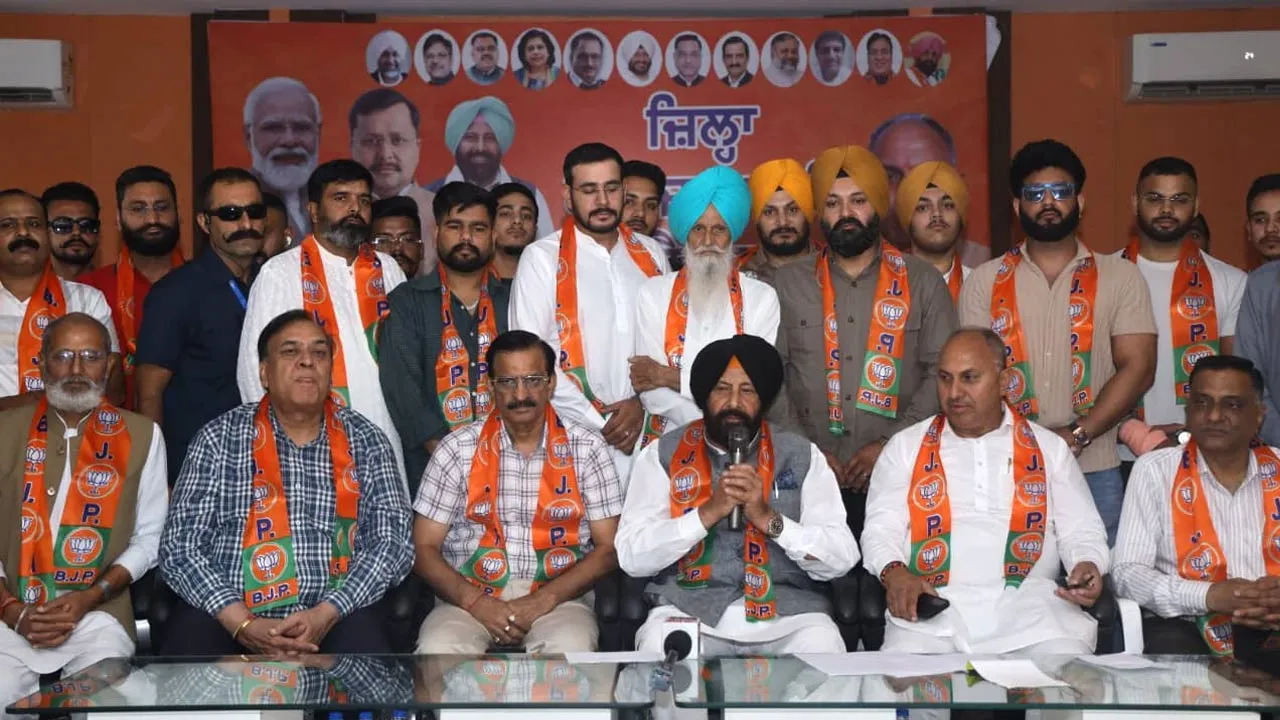 Ludhiana BJP Joining News: ਲੁਧਿਆਣਾ ਵਿੱਚ ਭਾਜਪਾ ਨੂੰ ਵੱਡਾ ਹੁਲਾਰਾ: ਬਾਪੂ ਬਲਕੌਰ ਸਿੰਘ ਚਾਦਰੇ ਵਾਲੇ ਸਮੇਤ ਕਈ ਪ੍ਰਮੁੱਖ ਸ਼ਖ਼ਸੀਅਤਾਂ ਭਾਜਪਾ ’ਚ ਸ਼ਾਮਲ