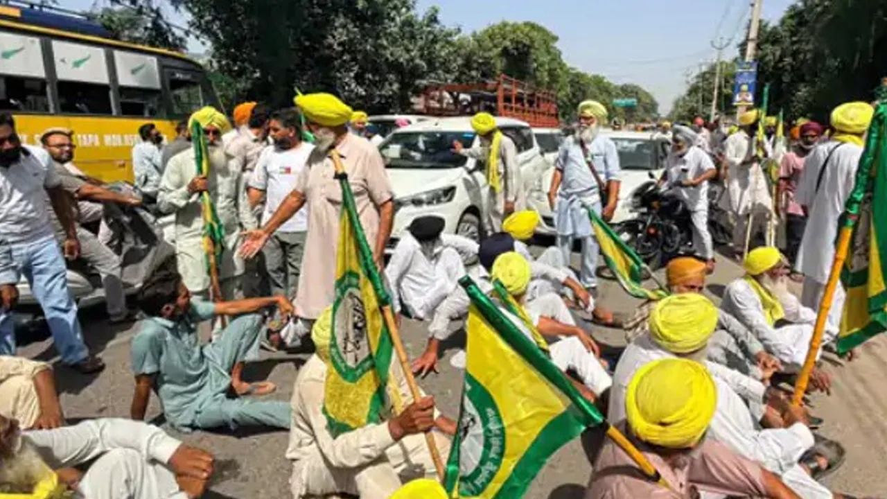 Barnala Farmers Protest: ਡੀਸੀ ਦਫ਼ਤਰ ਦਾ ਗੇਟ ਬੰਦ, ਗੁੱਸੇ ’ਚ ਕਿਸਾਨਾਂ ਨੇ ਮੁੱਖ ਸੜਕ ਜਾਮ ਕਰ ਲਾਇਆ ਧਰਨਾ