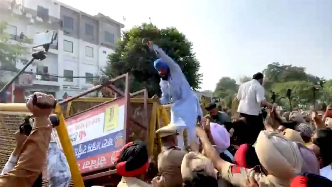 CBI Raid Punjab: ਸੀਬੀਆਈ ਛਾਪੇ ਦੇ ਵਿਰੋਧ ’ਚ ‘ਆਪ’ ਵੱਲੋਂ ਪ੍ਰਦਰਸ਼ਨ