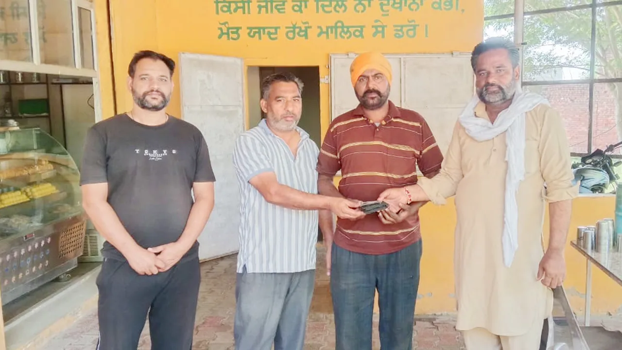 Ghagga News: ਪਰਸ ਅਸਲ ਮਾਲਕ ਨੂੰ ਵਾਪਸ ਕਰਕੇ ਇਮਾਨਦਾਰੀ ਦੀ ਮਿਸਾਲ ਕੀਤੀ ਪੇਸ਼