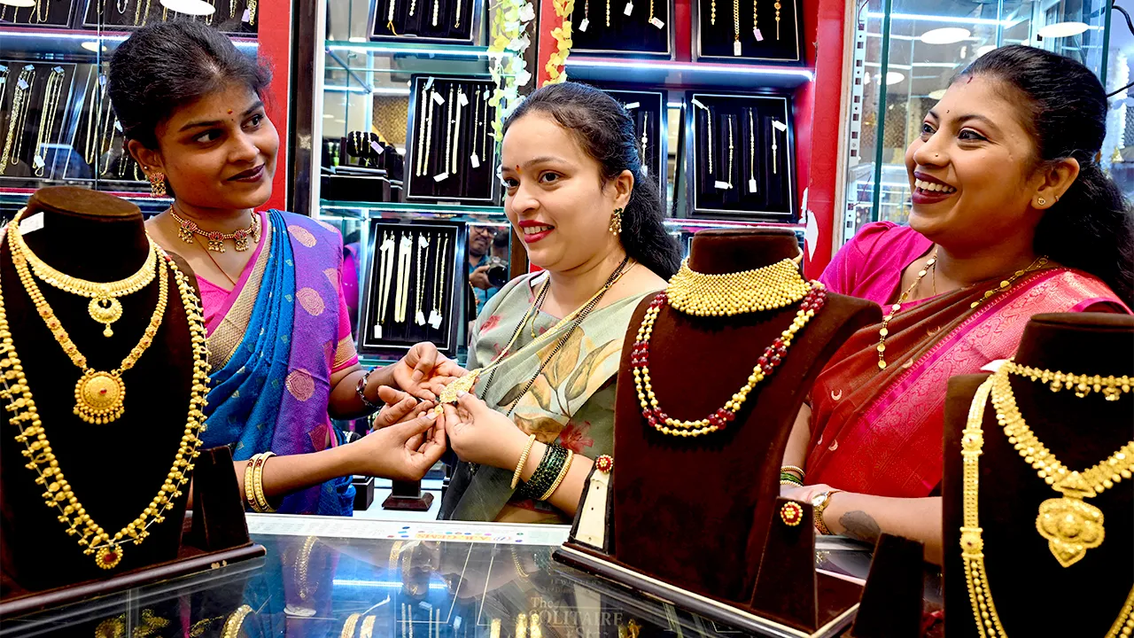 Gold Price Today: ਦੀਵਾਲੀ ਤੋਂ ਪਹਿਲਾਂ ਸੋਨੇ ਤੇ ਚਾਂਦੀ ਦੀਆਂ ਕੀਮਤਾਂ ’ਚ ਆਇਆ ਵੱਡਾ ਬਦਲਾਅ, ਜਾਣੋ ਅੱਜ ਦੇ ਤਾਜਾ ਭਾਅ
