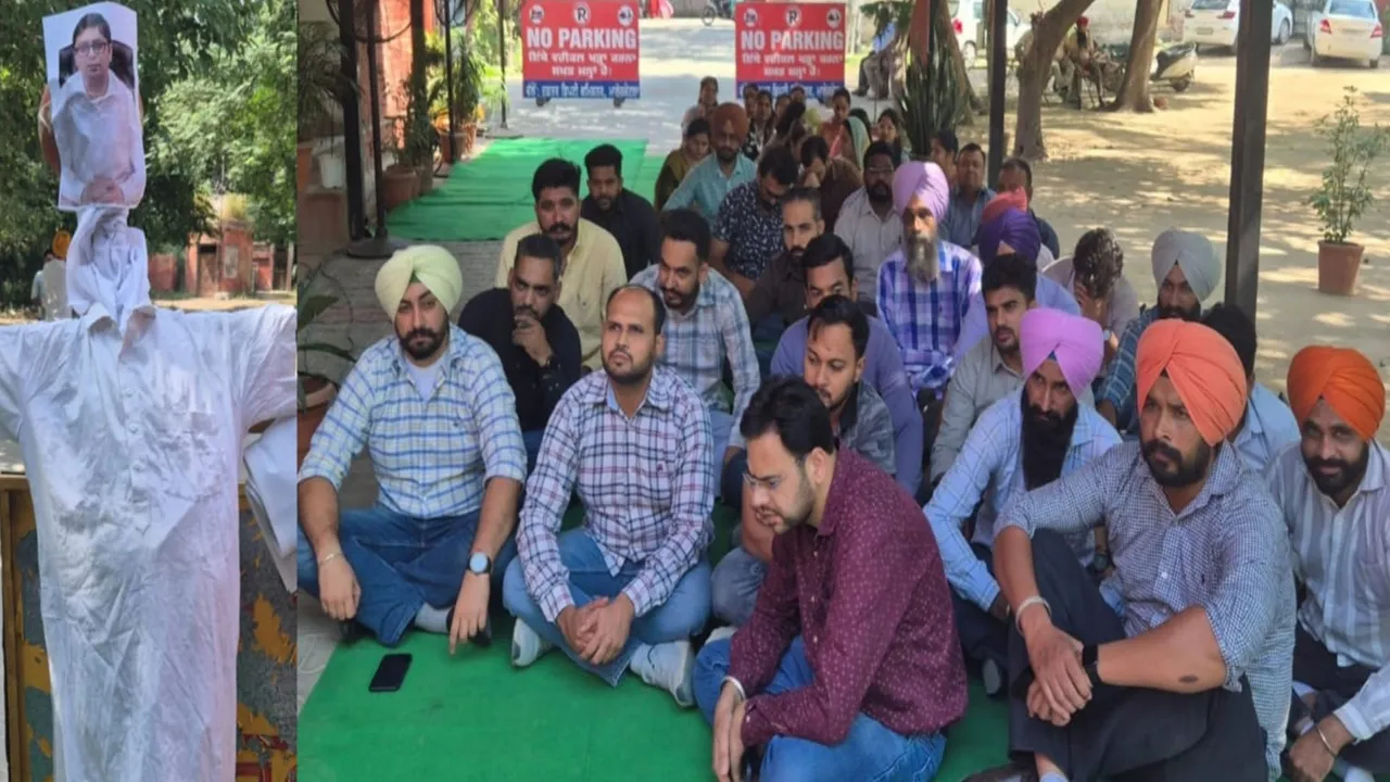 Malerkotla News: ਡੀਸੀ ਦਫ਼ਤਰ ਕਰਮਚਾਰੀਆਂ ਨੇ ਫੂਕਿਆ ਡੀਸੀ ਦਾ ਪੁਤਲਾ